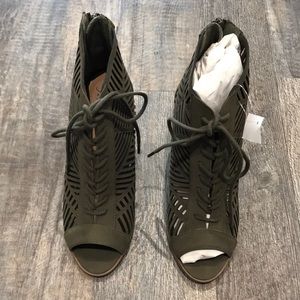 Brand new women’s high heel lace up boot -olive
